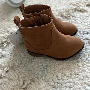 Brand new unworn booties baby/toddler size 5 brown suede booties cat and jack
